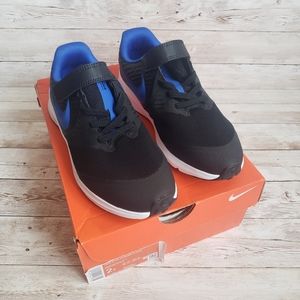 Nike Star Runner 2 (PSV), size 2Y (US). Unused in colors Black, White and Blue.